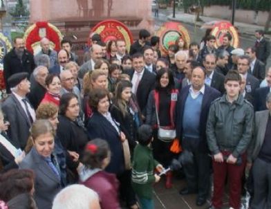 Chp'liler Atatürk Anıtı'na Çelenk Sunup Basın Açıklaması Yaptı