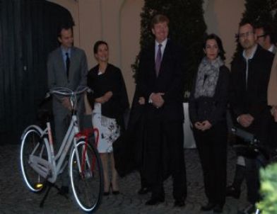 Prens ve Prensesin İstiklal'de Bisiklet Keyfi