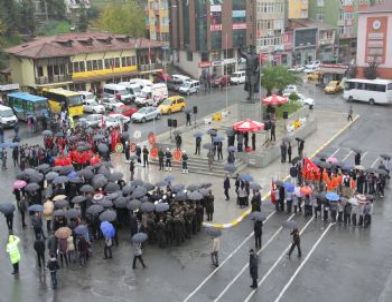 Rize Ata'sını Yağmur Altında Andı