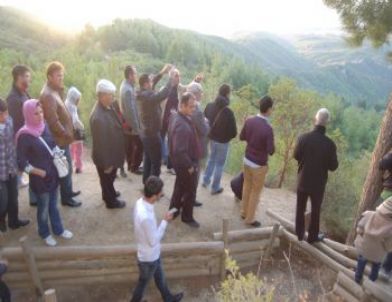 Ak Parti Üyeleri Şehitlikleri Gezdi