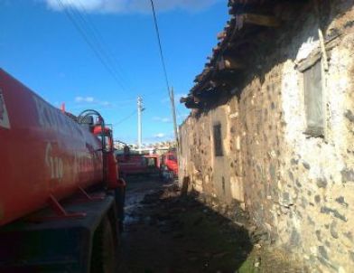 Ayazören Köyü'nde 2 Ev Tamamen Yandı