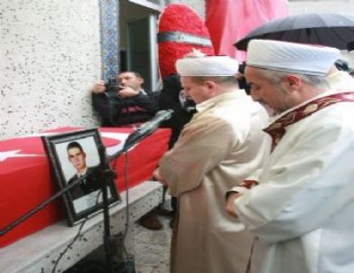 Şehit Eşinin Beresine Sarılarak Ağıtlar Yaktı