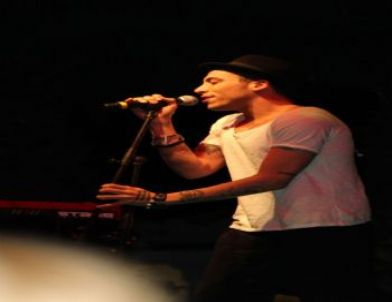 Can Bonomo Kanserli Çocuklar İçin Sahne Aldı