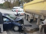 IŞIK İHLALİ - Kırmızı İşıkta Geçen Hafriyat Kamyonu Otomobille Çarpıştı: 1 Yaralı