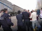 YALIM EREZ - Van'da Trenin Çarptığı Çocuk Yaralandı
