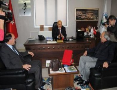 Eğititim-Bir-Sen’den Başkan Yıldırım’a Plaket