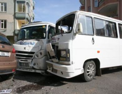 Karaman’da Okul Servisleri Çarpıştı: 4 Yaralı