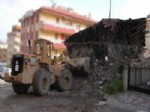 VIRANE - Mamak'ta Metruk Binalar Yıkılıyor