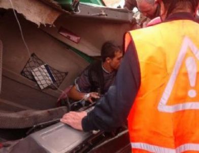 Freni Boşalan Kömür Yüklü Kamyon Devrildi