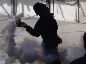 Polisten gaz çocuklardan taş