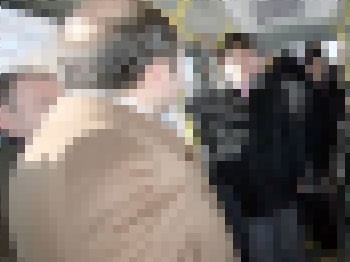 Müzisyen bir kişi dolmuşta kadınlara bakarak...