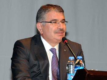 Yahya Kemal Beyatlı’nın “Eğil Dağlar Eğil” şiirini okudu