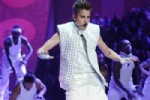 USHER - Bieber'a 'Yılın Sanatçısı Ödülü'