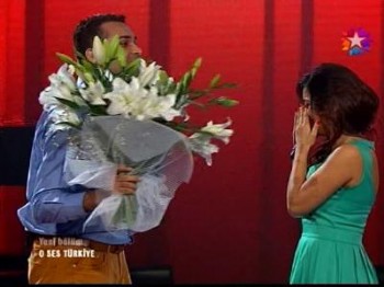 Sevgilisinin hazırladığı sürpriz yarışmacıyı gözyaşlarına boğdu