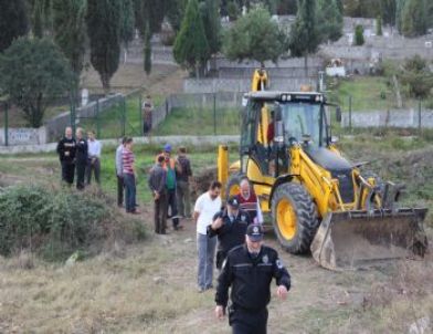 Boş Arazideki Mezar Polisi Alarma Geçirdi