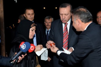 Başbakan Erdoğan'ın elinden kavun ziyafeti