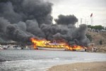 Balıkçı barınağında çıkan yangında 19 tekne cayır cayır yandı