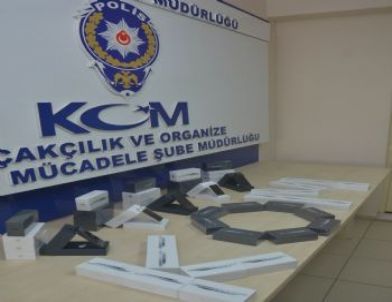 İzmir'de Kaçak 50 Cep Telefonu Ele Geçirildi