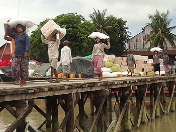 Myanmar'da 110 bin kişi evinden oldu