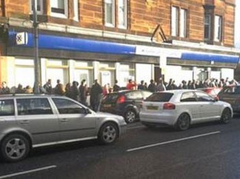 İki kat para veren ATM'nin önünde izdiham