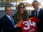 JENNİFER LOPEZ - Jennifer Lopez'e Galatasaray Forması Hediye Edildi