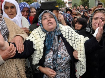 Şehit annesi: 'Kaldırın bayrağı yerden basmayın bastırmayın'