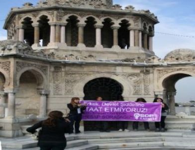 Şiddeti Protesto Eden Beş Kadın Kendini İzmir Saat Kulesi'ne Zincirledi