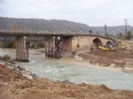 AĞIR VASITA - Tarihi Köprü Ulaşıma Kapatıldı