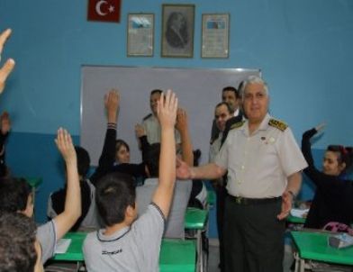 Türk Okulu’nu Ziyaret Eden Genelkurmay Başkanı Özel’e Öğrencilerden Büyük İlgi