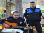 Eline Gitarı Alan Polis Çocukları Eğlendirdi