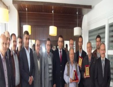 Özürlüler Derneği’nden Gazetecilere Plaket