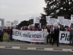 PLATİNİ - Trabzonsporlu Taraftarlar Uefa’yı Protesto Etti