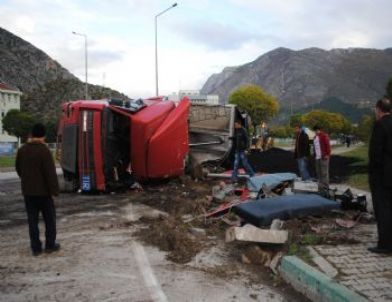Amasya’da Tır’la Otomobil Çarpıştı: 4 Yaralı