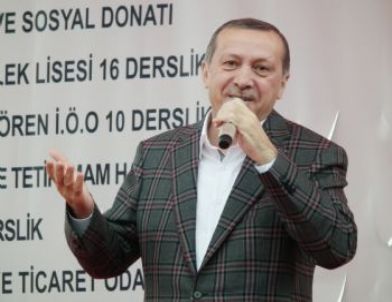 Milli Atlet Alptekin Başbakan Erdoğan’a Atletizm Ayakkabısını Hediye Etti