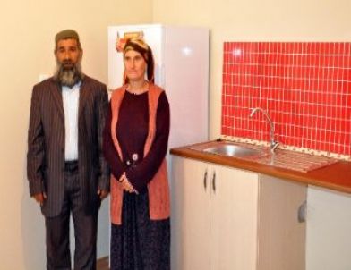 Çadırdan Kurtulan Romanlar, Sevincini Göbek Atarak Gösterdi