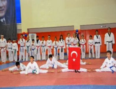 Diyarbakır’da İhtiyaç Sahibi Çocuklar ‘emniyet’le Geleceğe Kazandırılıyor