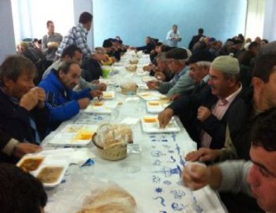 Kadınlar Halka Aşure Dağıttı