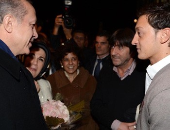 Erdoğan Mesut Özil'le görüşürken, Rıdvan Dilmen de oradaydı