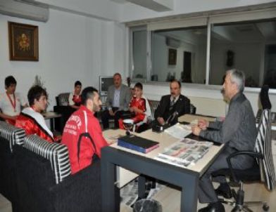 Kıckboksçulardan Belediyeye Ziyaret