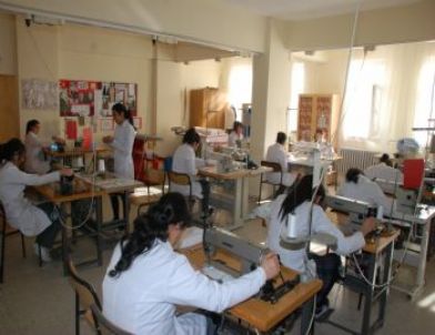 Kırıkkale Kız Meslek Lisesi Fabrika Gibi Çalışıyor