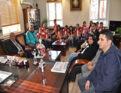 Şampiyon Voleybolcular, Başkan Şahin’i Ziyaret Etti