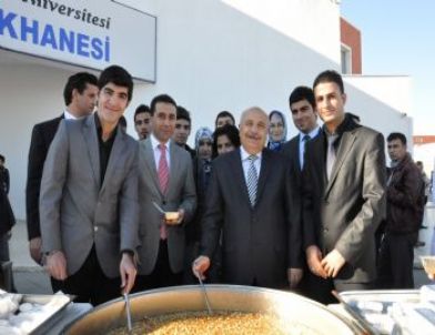 Üniversitede İki Bin Kişilik Aşure Dağıtıldı