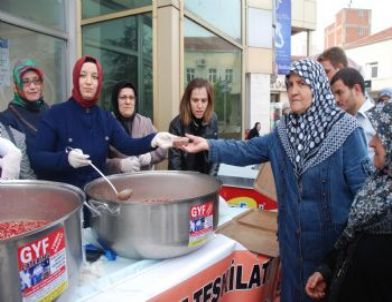 Ak Partililer Aşure Dağıttı