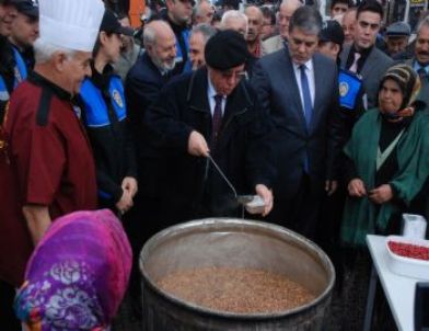 İsparta’da Polis Aşure Dağıttı