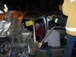 Alkol ve Aşırı Hız... Otomobilde Sıkışan Sürücüyü İtfaiye Ekipleri Kurtardı
