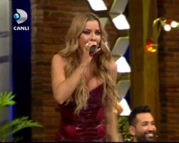 'Bayan Bacak İvana Sert' Canlı Yayında İlk Kez Şarkı Söyledi