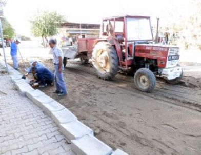 Sart Kasabası’nda Parke Döşeme Çalışmaları Devam Ediyor