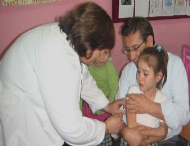 Alaşehir'de İlkokul 1. Sınıf Öğrencilerine Aşı Yapıldı