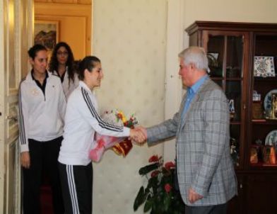 Edirnespor Kadın Basketbol Takımı’ndan Hamdi Sedefçi’ye Ziyaret