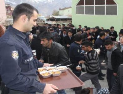 Hakkari Polisinden Aşure Dağıtımı